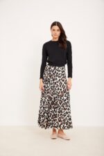 שמלת חצאית פרינט מנומר וקומבינציה עם חולצה שחורה לנשים אורדמן.