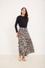 גבריא אופנתית במגבת פרנזי עם חצאית זברה שמדגישה נוחות וסגנון אופנתי.