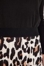 שמלות אופנה נוחות ללבוש מעוצבת באיוד קל, בצבע חום ושחור.