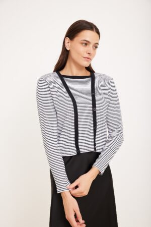 שמלת סווטשירט מחויטת עם פרנזים אופנתיים, נוחה ללבוש, בשחור ולבן, אלגנטית ומעניינת ללבוש קז'ואל ויום-יומי.