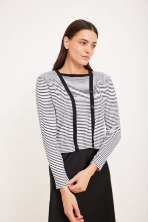 שמלת סווטשירט מחויטת עם פרנזים אופנתיים, נוחה ללבוש, בשחור ולבן, אלגנטית ומעניינת ללבוש קז'ואל ויום-יומי.