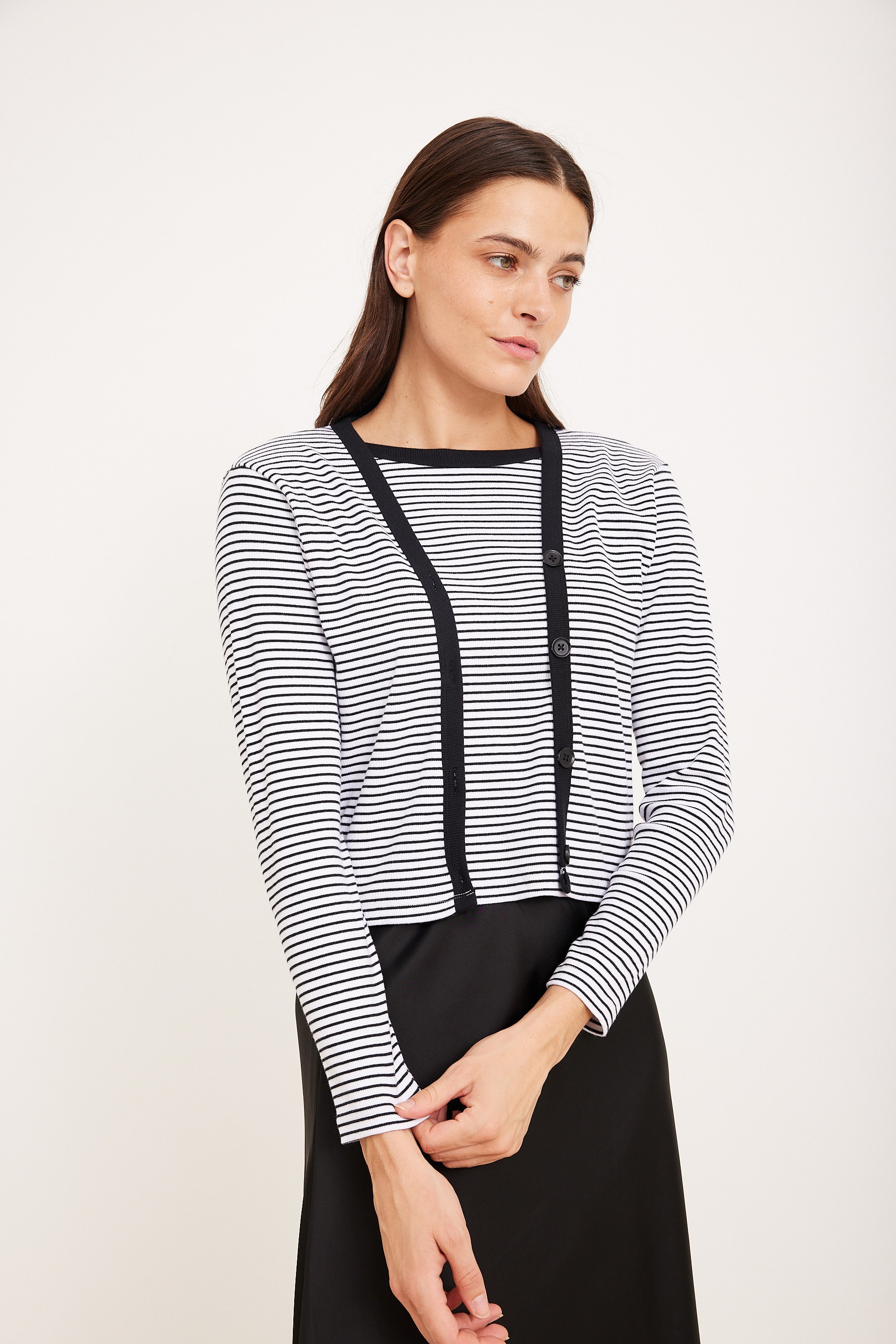חולצת דמוי קרדיגן פסים שמלת סווטשירט מחויטת עם פרנזים אופנתיים, נוחה ללבוש, בשחור ולבן, אלגנטית ומעניינת ללבוש קז'ואל ויום-יומי.