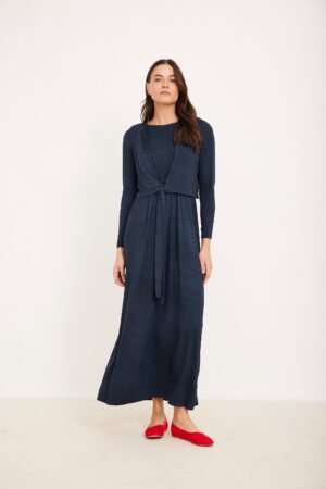 תמונת אופנה נוחה ללבוש בצבע כחול עם סגנון אלגנטי.