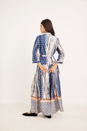 תמונה של אישה בלבוש נוח ללבישה באופנה ייחודית ואופנתית, מבט לאחור עם רקע לבן.