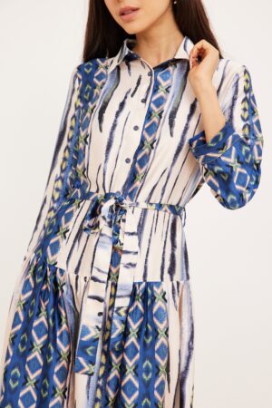 שמלת שיפון הדפס צבעוני עם חגורה במותניים.