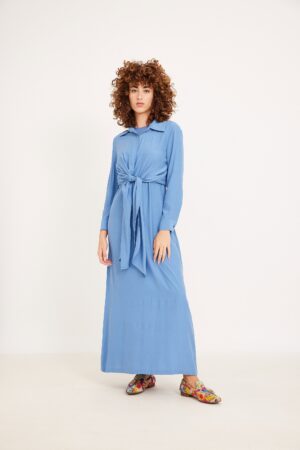 בלוג אורך שמלה ארוכה בסגנון נוחות ואופנה, בשילוב עם נעלי צבעוניות אופנתיות.