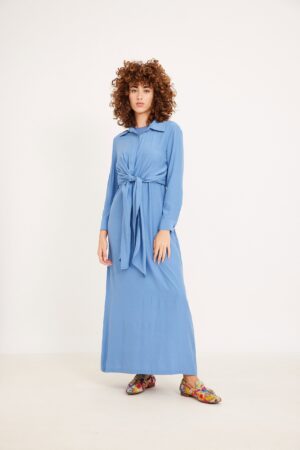 בלוג אורך שמלה ארוכה בסגנון נוחות ואופנה, בשילוב עם נעלי צבעוניות אופנתיות.