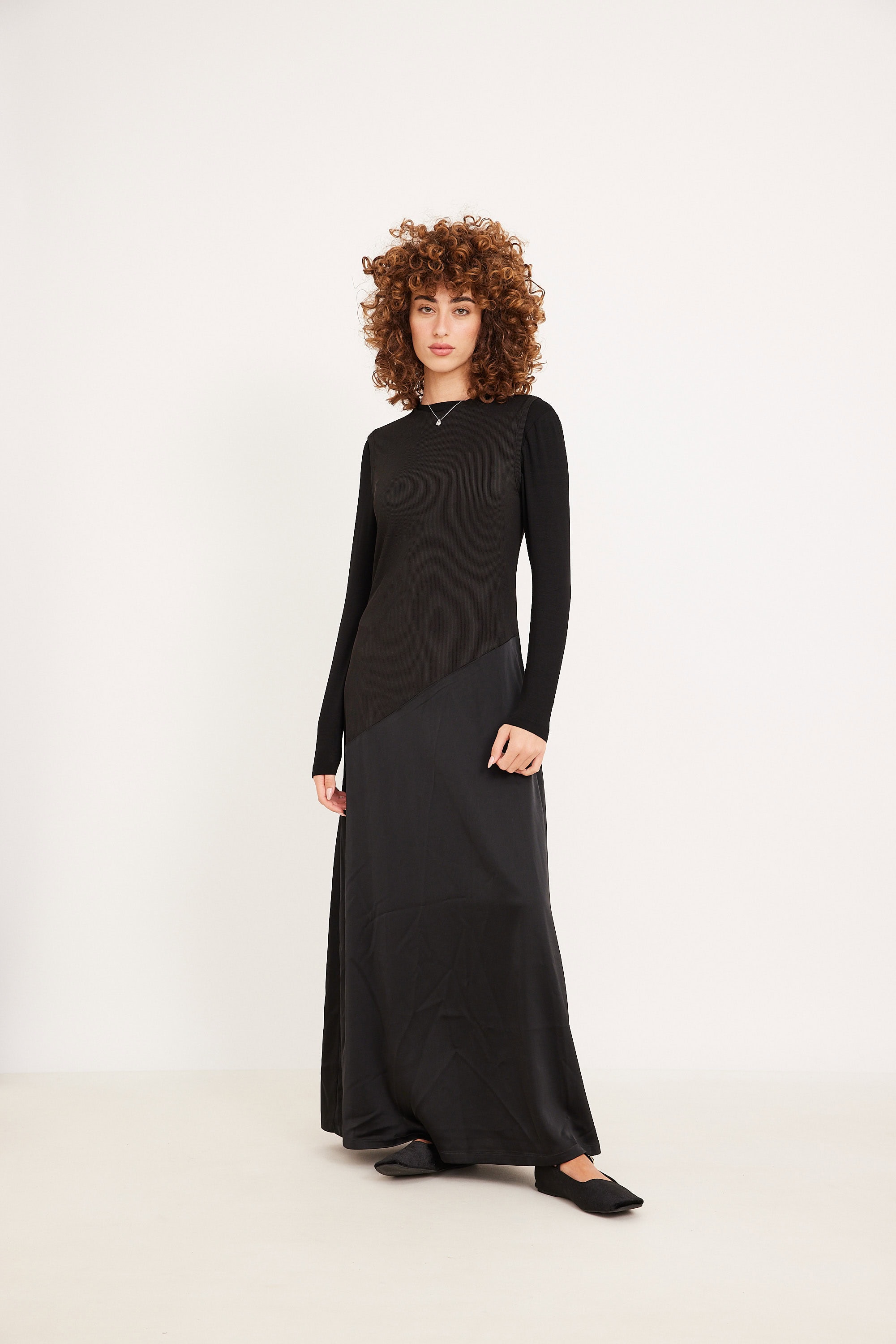 סרפן אלכסון סאטן שחור חליפת אופנה אלגנטית עם חמשת צבעים לנשים, תלבושות מעוררות השראה, נוחות וסטייל מתוחכם.