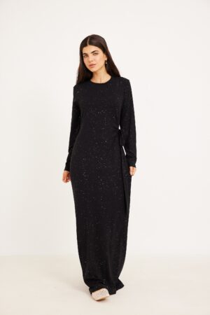 שמלת ערב שחורה עם נצנצים נוחה ללבוש אופנתית לאירועים, עיצוב אלגנטי ומסוגנן.