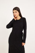 תיאור קצין וממוקד של השמלה השחורה עם הדפס כוכבים, בהשראת אופנה נוחה ללבוש.