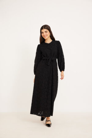 שמלבת ערב שחורה עם חגורה מבד, אופנה נוחה ללבוש, סטייל אלגנטי ומודרני, אורדמן – אופנה שנוח ללבוש.