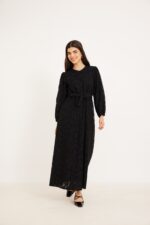 שמלבת ערב שחורה עם חגורה מבד, אופנה נוחה ללבוש, סטייל אלגנטי ומודרני, אורדמן – אופנה שנוח ללבוש.