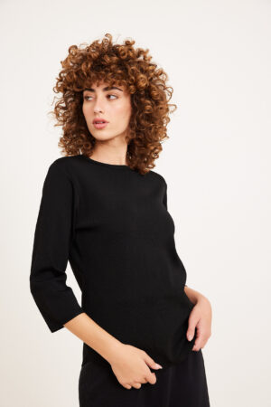 חולצה נוחה וסגנונית מבד אקולוגי, לבנה ומתאימה ליום יום ובילוי, אופנה נוחה ללבוש מהמותג אורדמן.