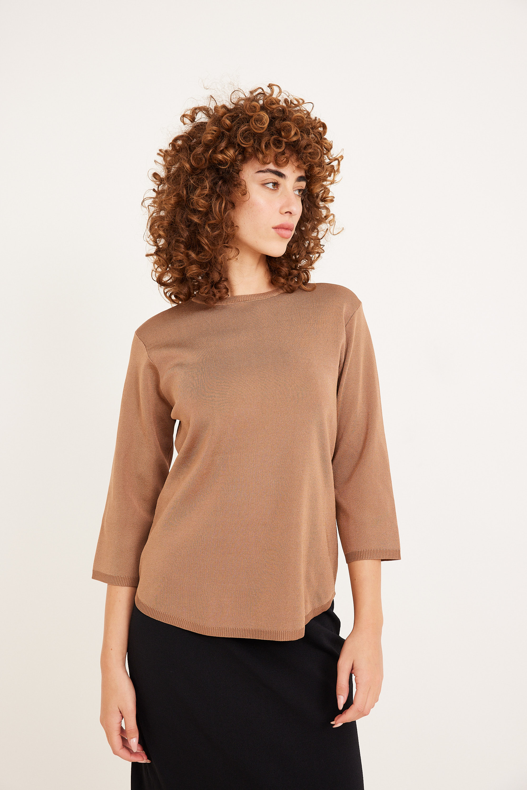 חולצת סריג בייסיק ברונזה מעיל נעים ואופנתי לנשים מושפעת מאופנת נוחה ללבוש, מתאים לסטייל יומיומי ואישי.