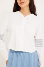 חליפת ספורט נוחה ואופנתית לנשים עם עיצוב קלאסי בצבע לבן ואמירה של נוחות וסטייל.