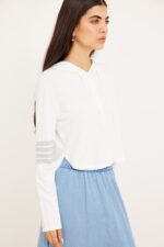 חולצה לבנה אופנתית לנשים, נוח ללבוש, עיצוב קלאסי ואיכותי.