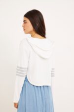 על טקסט חלופי: סווטשירט לבן עם כיסי ז'קט ולוגו אופנתי.