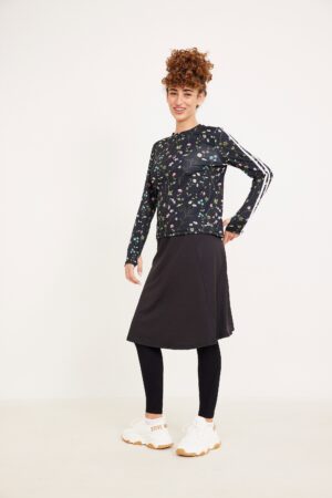 שמלת ספורט שחורה עם פרחים עדינה לנשים, נוחה ללבוש, אופנה יומיומית באורדמן.