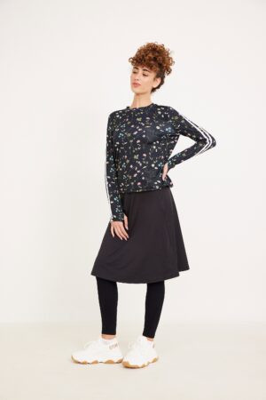 יום מכנסיים וקולקציית אופנה נוחה ללבוש, המשלבת סטייל ונוחות.