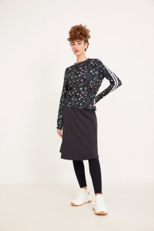 שמלת ספורט עם עיצובים פרחים ונוחות, אופנת אורדמן לנשים שמתעניינות בנוחות וסגנון.