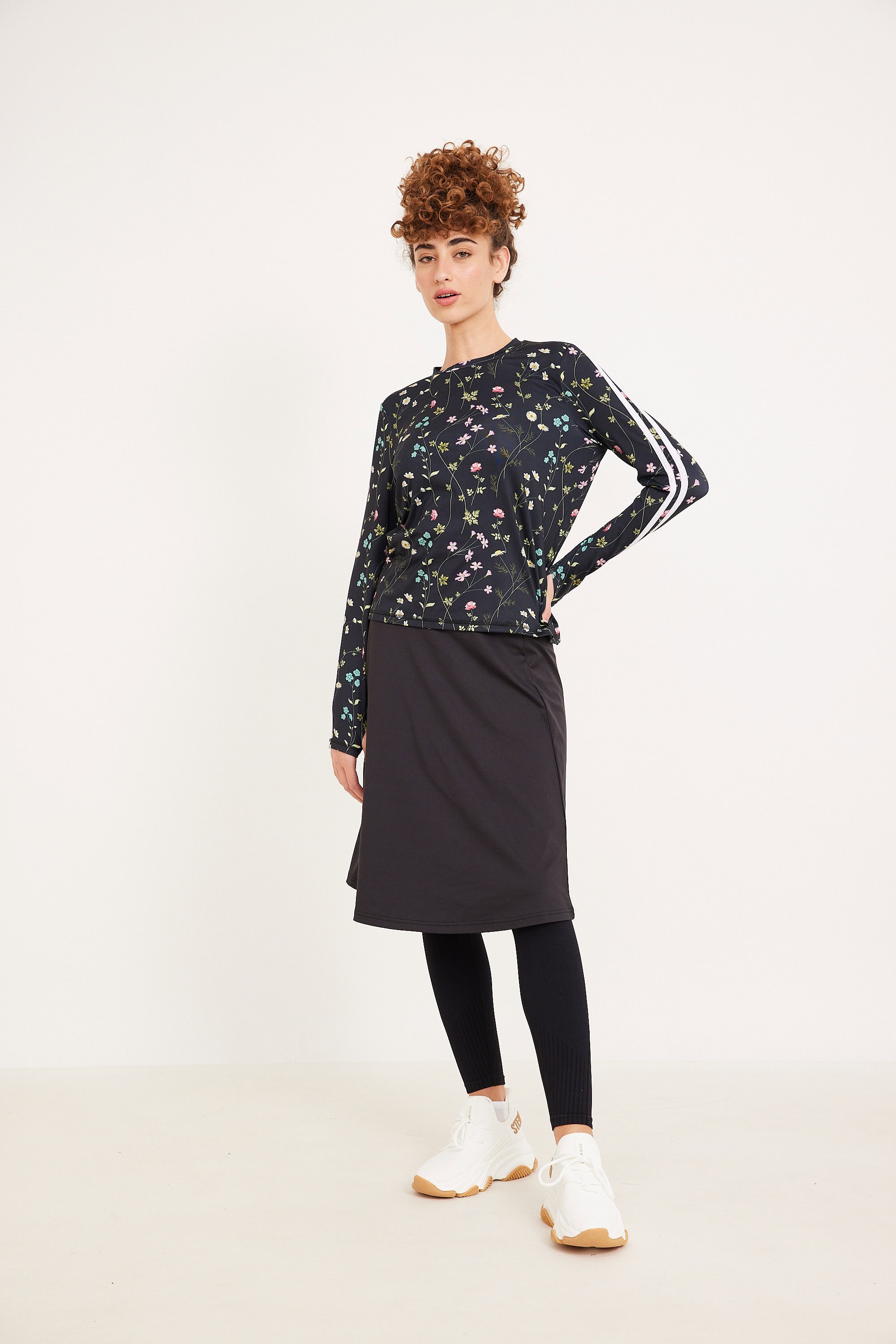 חולצת ספורט פרחוני שמלת ספורט עם עיצובים פרחים ונוחות, אופנת אורדמן לנשים שמתעניינות בנוחות וסגנון.