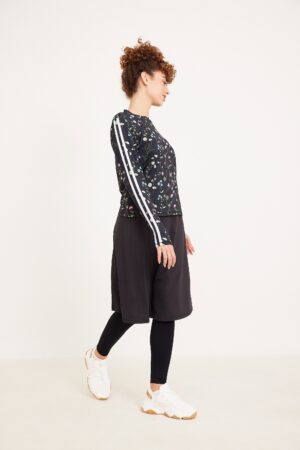 שמלת ספורט פרחונית לנוחות ליומיום ואופנה מסוגננת.