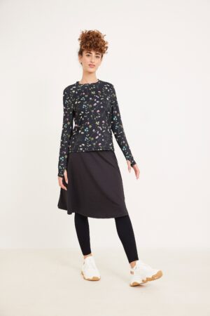 שמלת ספורט נוחה באופנה מודרנית, עם פרחים צבעוניים ותפרים עדינים, מושלמת ליום יום ולפעילות ספורטיבית.