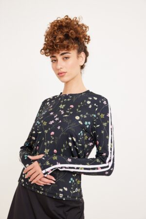 חולצה ספורט בהדפס פרחים על בסיס כהה, נוחה ללבוש, אופנה נוחה ואלגנטית, מבית אורדמן.