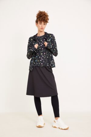 שמלת ספורט אופנתית לנשים עם פרחוני, נוחה ללבוש, אופנה יומיומית עם נעלי ספורט לבנות.