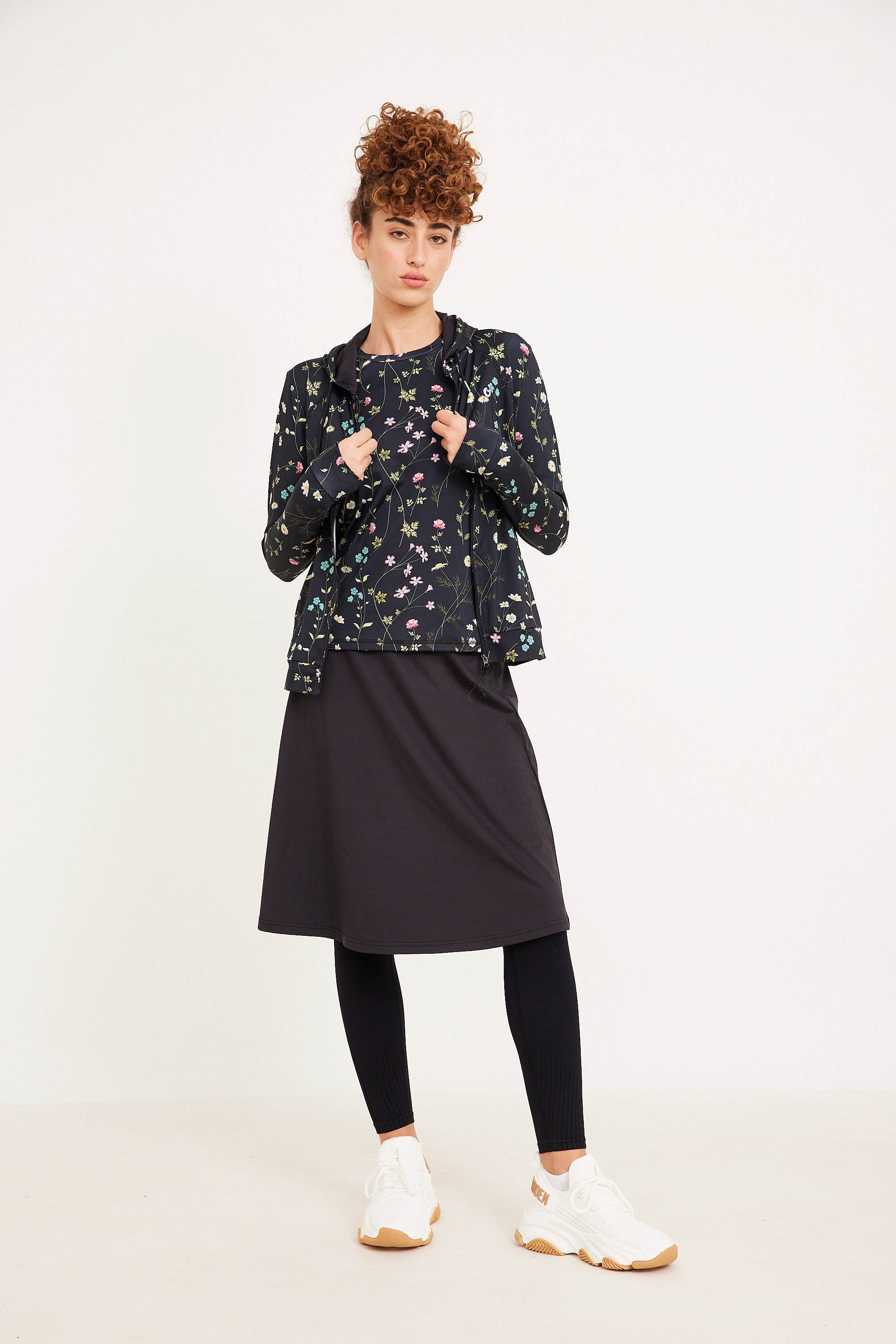 שמלת ספורט אופנתית לנשים עם פרחוני, נוחה ללבוש, אופנה יומיומית עם נעלי ספורט לבנות.