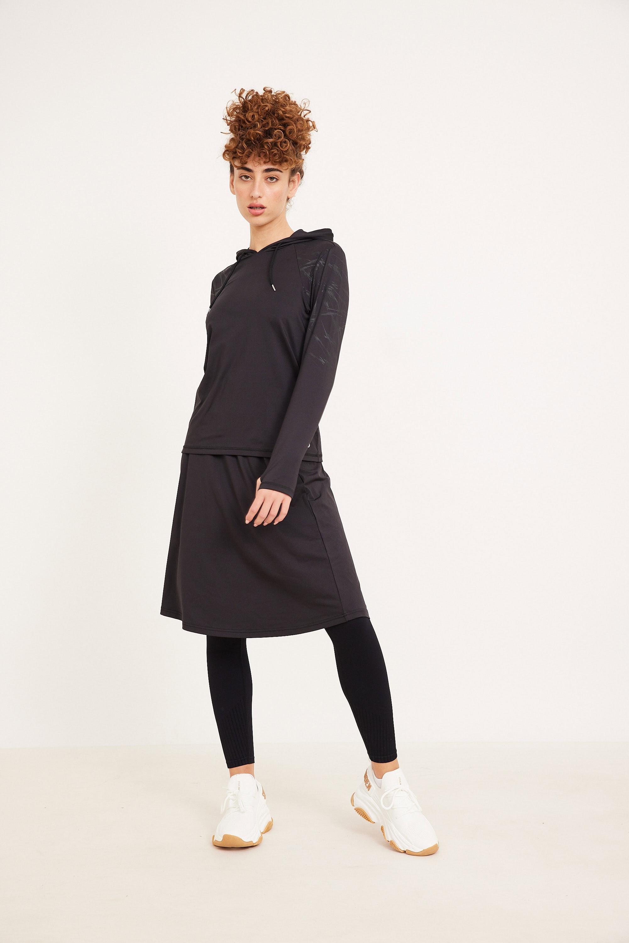 חולצת ספורט קפוצון שחור נעליים ספורט לבנות לילדים, נעלי ספורט נוחות וטרנדיות ללבישה יומיומית.