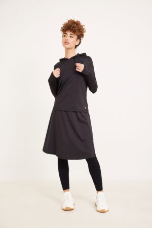 נעליים ספורט לבנות לנשים עם בגדי ספורט שחור נוחות, אופנה נוחה ללבוש.