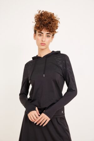 עמודיקת צבע שחורה ספורטיבית לנשים עם שרוולים ארוכים וקומפקטת נוחות, מתאימה ללבוש יומיומי ולפעילות גופנית.