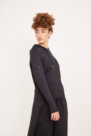 רקע צבעוני של מכנסי ספורט שחורים וז'קט ספורט מותאם לנוחות ואופנה.