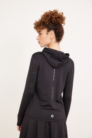 גבר עם מעיל ספורט שחור, אופנתי ונוח ללבוש, במראה מודרני ואיכותי אופנה פעילה.