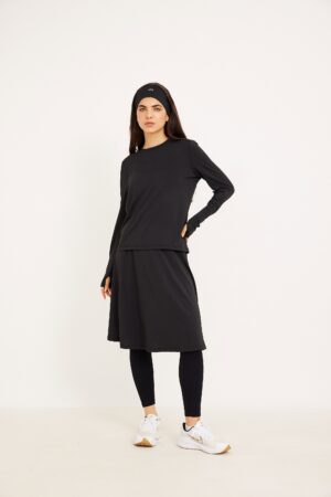 בחורה לובשת בגדי ספורט נוחים לעמידה, אופנה נוחה ללבוש, לייפסטייל ספורטיבי, בגדי ספורט שחורים, אופנה נוחה ונעימה.