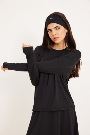 רצועות ארוכות של חולצה שחורה לנשים, מושלמת לאופנה נוחה ואלגנטית.