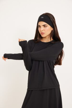 אלט טקסט: בגד ספורט נוח לריצה עם בד נושם ואלמנטים אופנתיים.