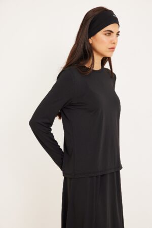 רצועה שחורה לנשים, אופנה נוחה ודינמית, בגדי ספורט ומלתחה נוחות בשילוב צבעים מונוכרומיים.