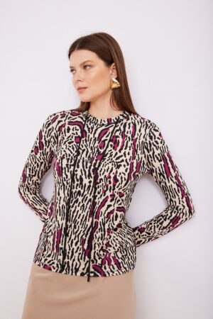 רקע לבוש נוח לאישה בסגנון אופנה נשית ועכשווית, בפרופיל עם הדגשה על פרטים ועדכני.