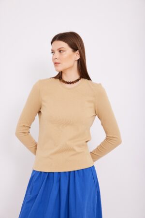 עליונית חוף נוחה ללבוש, צבע בז' בהיר, במראה אופנתי ומרגיע.