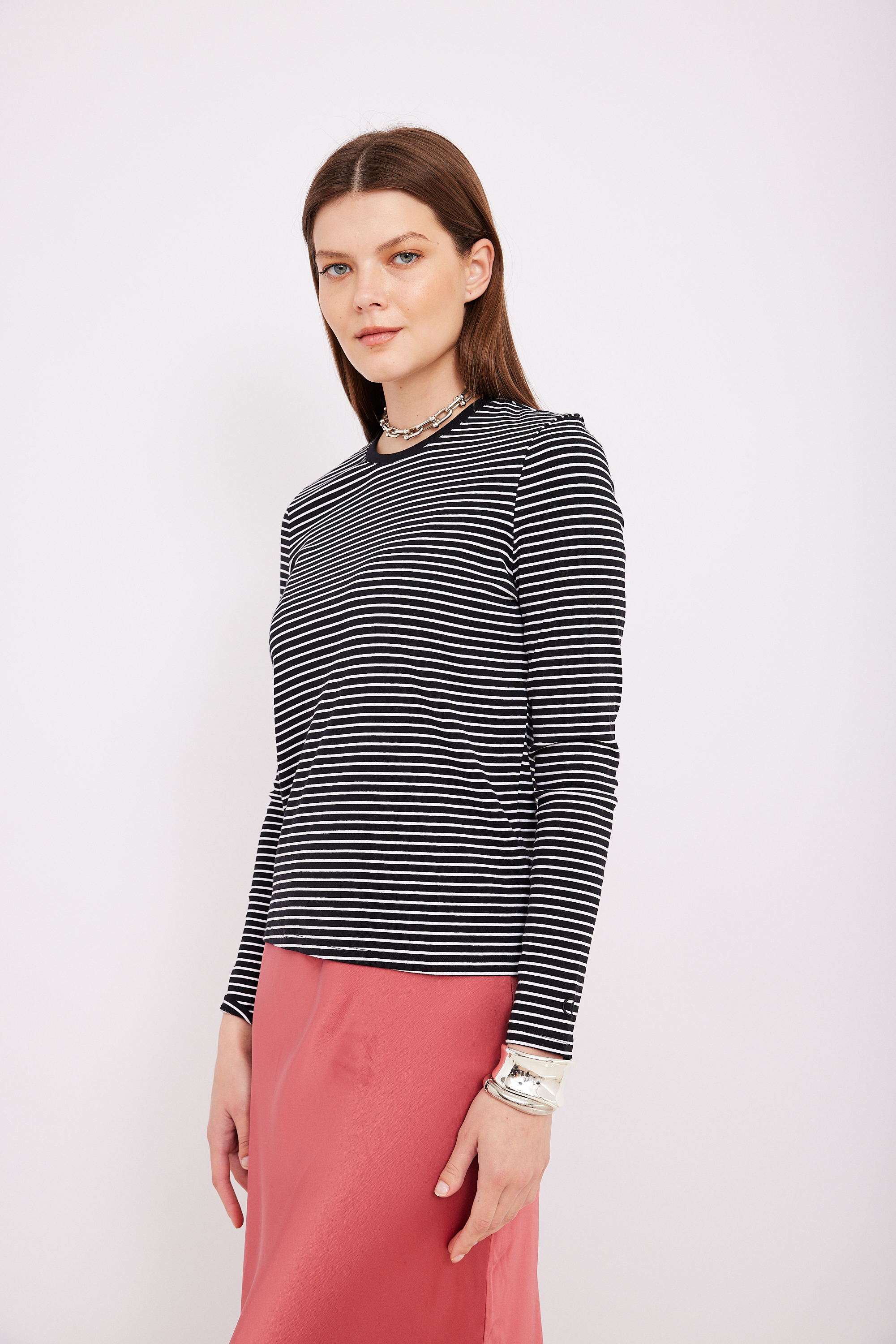 חולצת בייסיק OC ביד פסים שחור לבן גיף אופנה נוחה ללבוש של אורדמן, נשים בלבוש יומי אלגנטי ומ katanya.