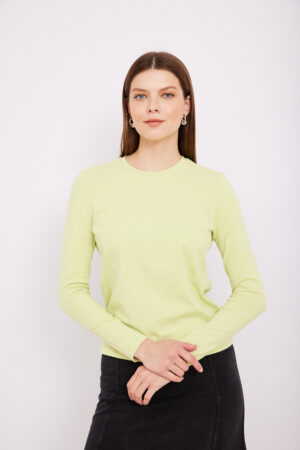 צעיף אופנה נוח ללבוש בצבע צהוב בהיר, תלבושת יומיומית אופנתית ומגוונת.