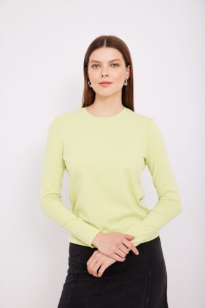 צעיף אופנה נוח ללבוש בצבע צהוב בהיר, תלבושת יומיומית אופנתית ומגוונת.