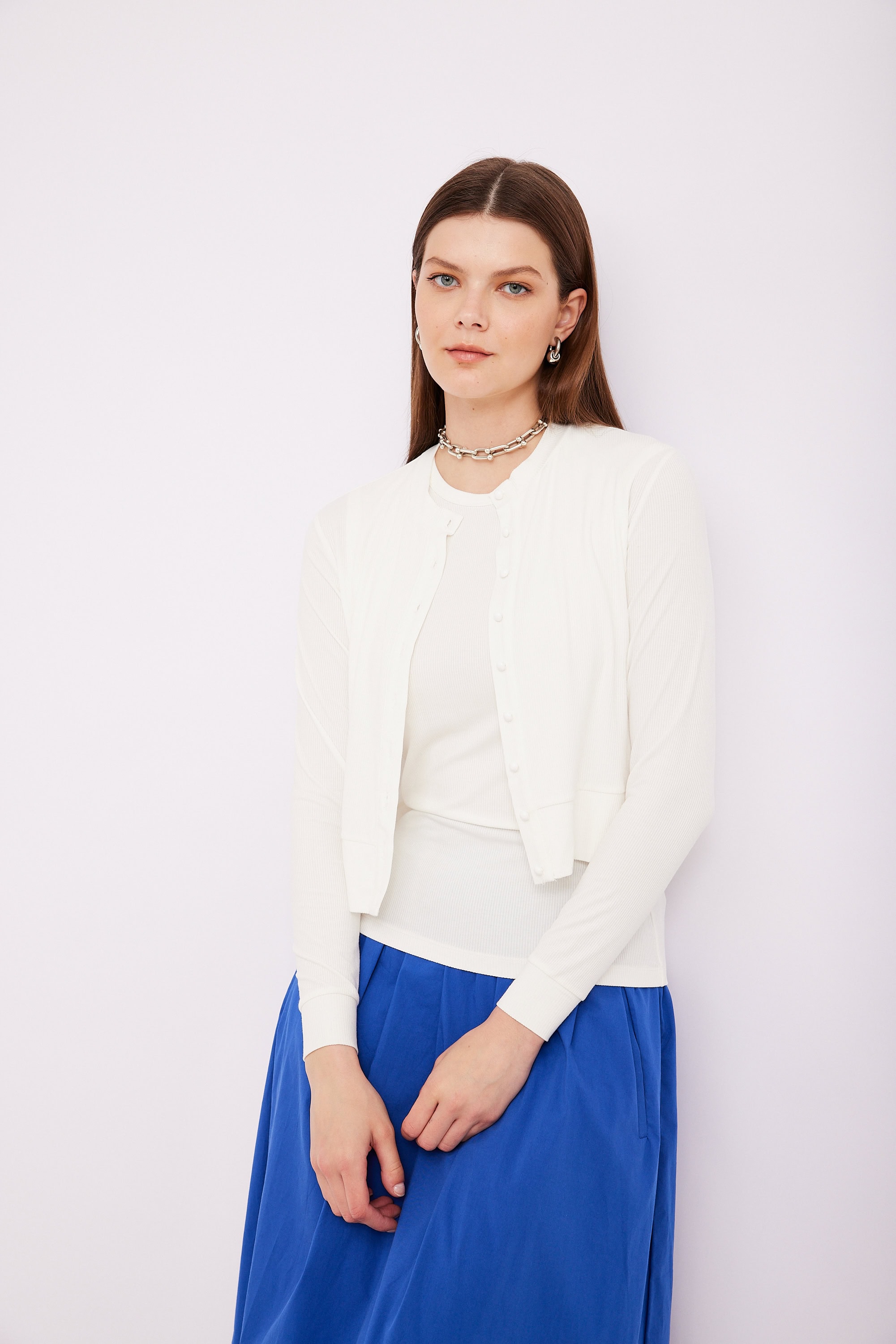 קרדיגן כפתורים ריב שמנת אלט טקסט: בגדים אופנתיים ונוחים ללבוש, פריטים ייחודיים של אורדמן.