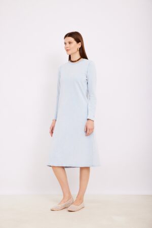 שמלת ג'ינס בהירה בעיצוב נוח ללבוש, אופנת נעימים, נשית ומודרנית.