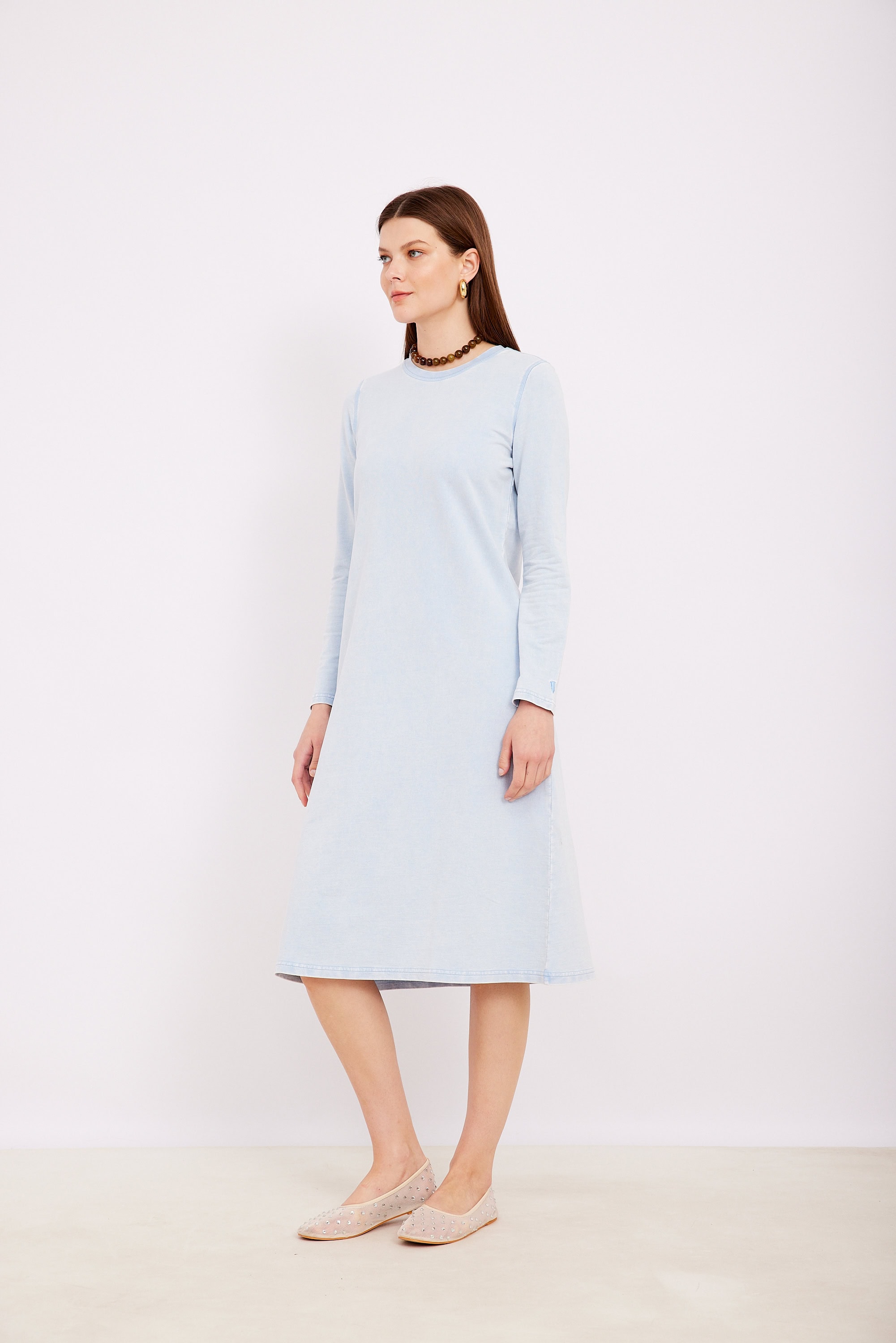 שמלת A תכלת שמלת ג'ינס בהירה בעיצוב נוח ללבוש, אופנת נעימים, נשית ומודרנית.