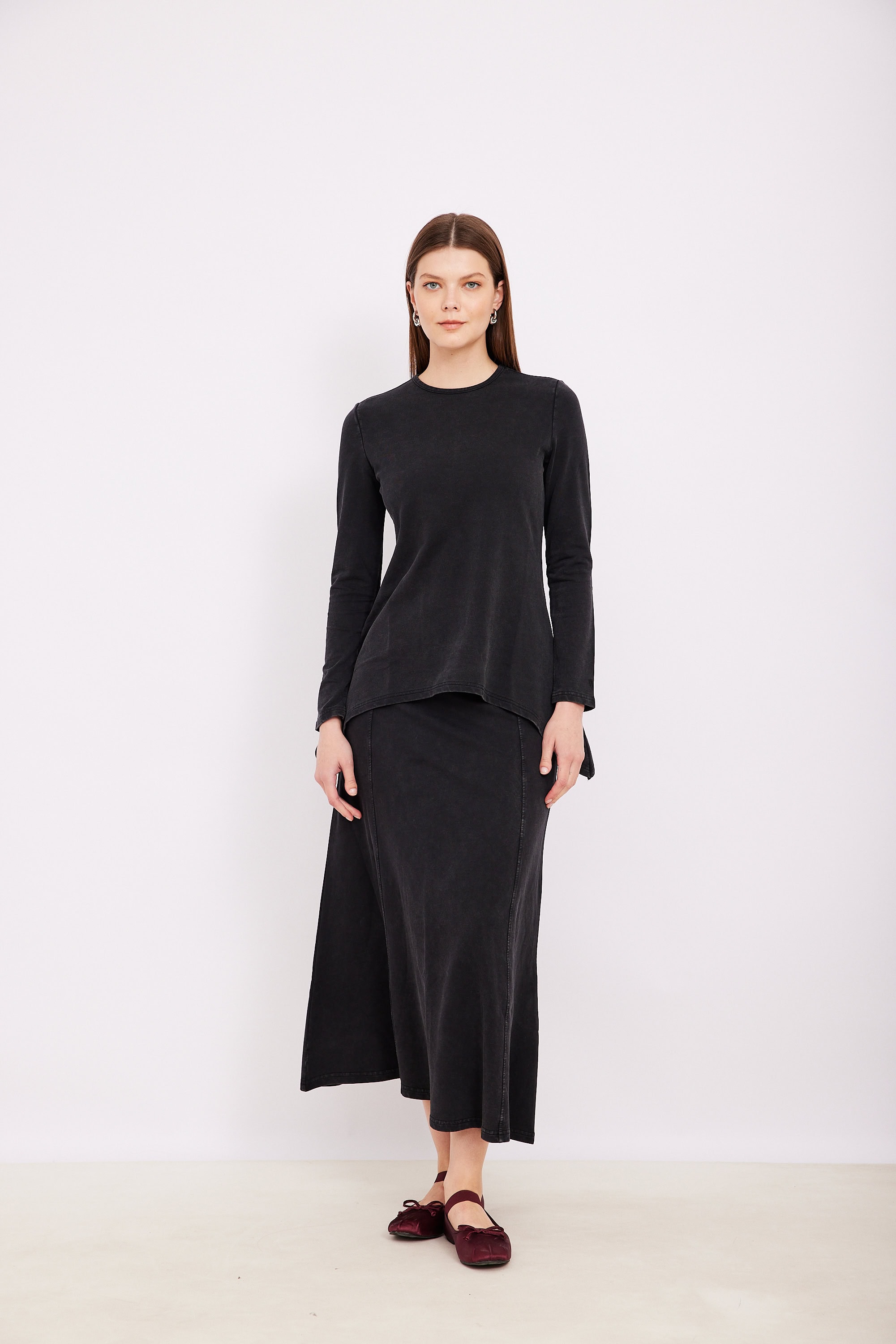 חצאית שחורה חולצת ספורט קלילה בצבע שחור לנוחות ואופנה.