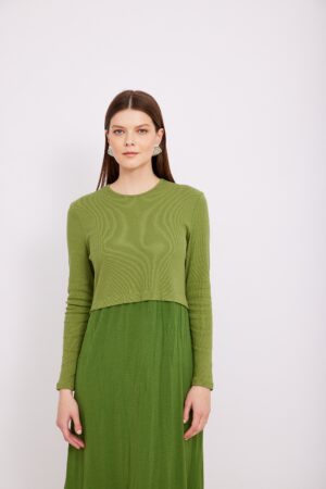 שמלת סרוגה ירוקה עם חופשת ביניים וקרדיגן תואם לאופנה נעימה ומודרנית.