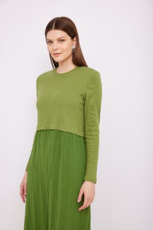 עליונית ירוקה אופנתית לנוחות כל היום.